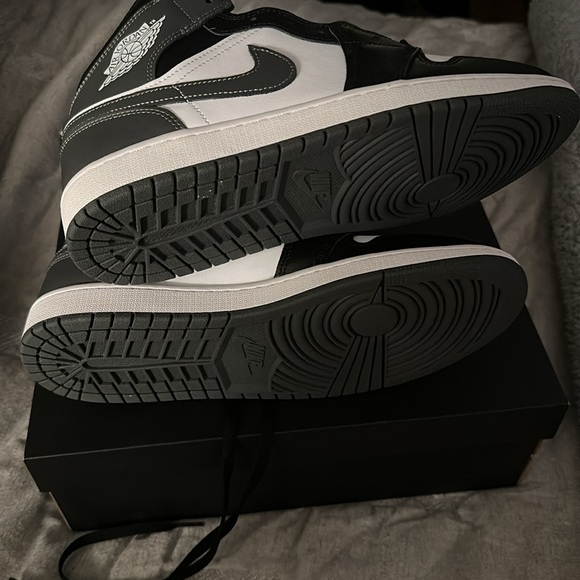 Air Jordan 1 Mid Men’s - Picture 3 of 6